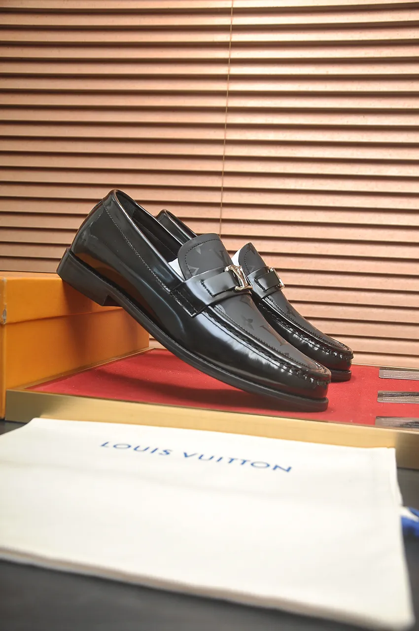 Men's men's shoes 💰560💶 [LV] (original single cowhide lining) 🍀LV's latest genuine leather business suit shoes are launched simultaneously on the official website. The first-layer cowhide imported from Italy is made of heavy gold, 💥1:1 rubber outsole from the official website. Versatile to wear, high-end without losing class, and the color combination is extraordinary. This four-season style is alluring when worn on your feet, showing off your big-name flair. Standard code 38-44 (45 customized)